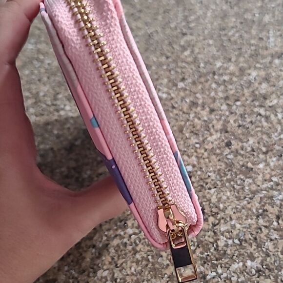 🎁3/$30🎁 Pink Leaf Print Zip Wallet - Picture 3 of 8